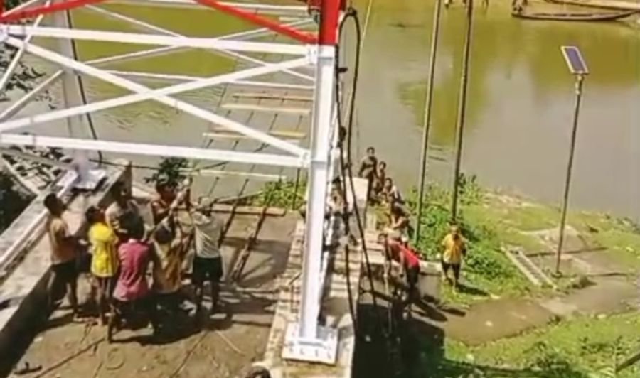 Kemanunggalan di Kampar Kiri Hulu, Satgas Kodim 0313/KPR dan Warga Serentak Tarik Seling Baja Jembat
