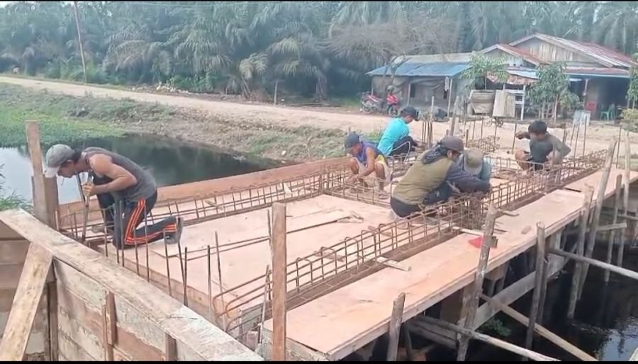 Kemanunggalan TNI-Rakyat: Pembangunan Jembatan Garuda Pekaitan Capai Progres 25 Persen