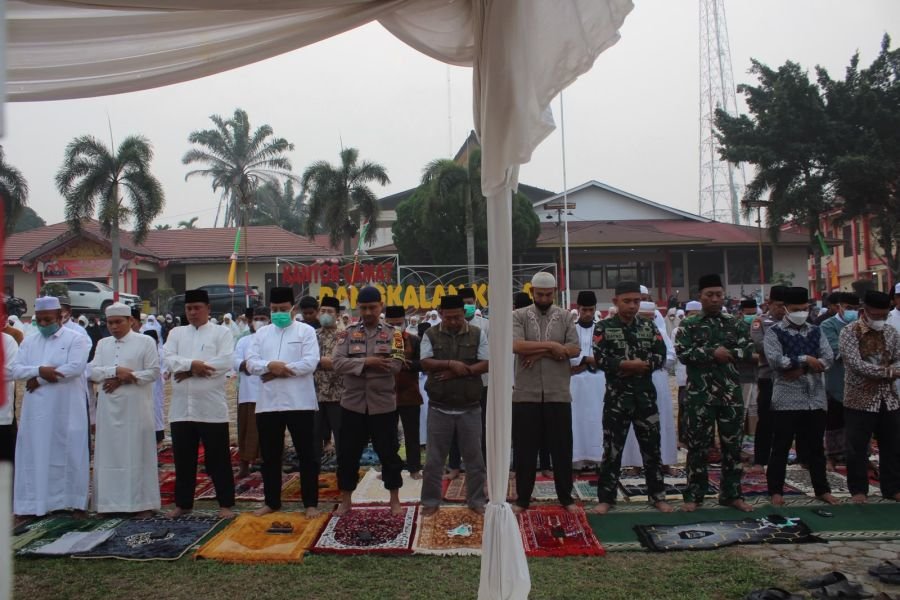 Kemarau Menguat, Babinsa Koramil 04/Pkl Kuras Ikuti Salat Istisqa