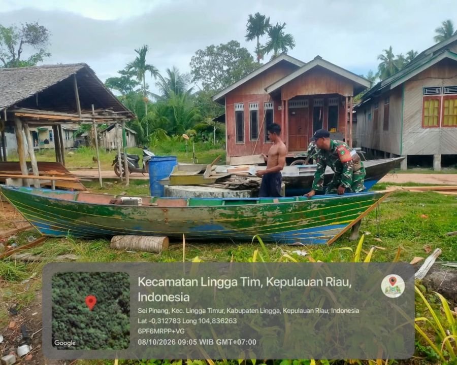 Kepedulian Babinsa di Lingga Timur, Kopda Harry Try Hardono Bantu Warga Perbaiki Perahu Bocor