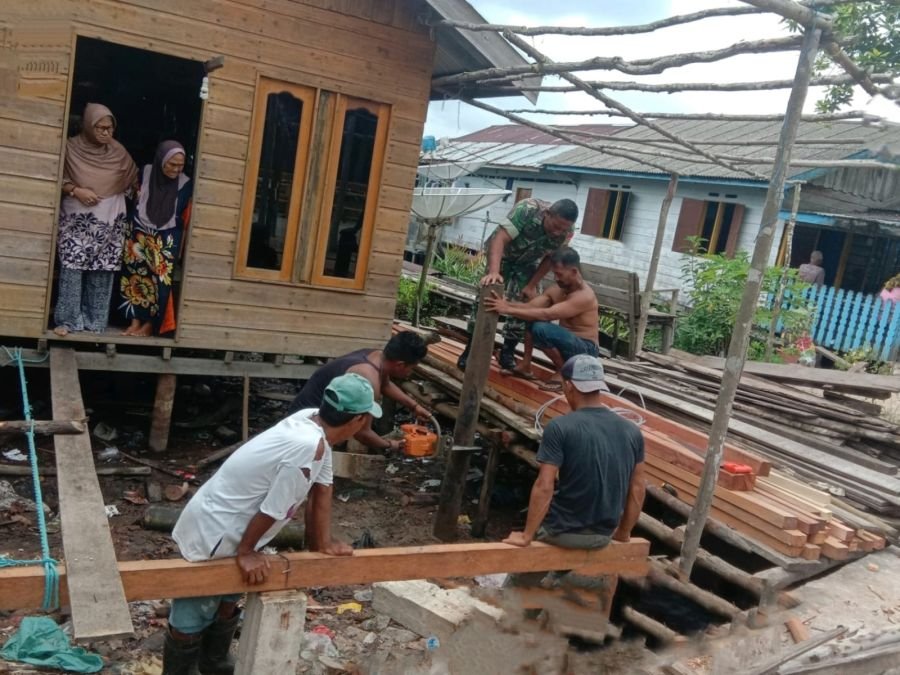 Kepedulian Babinsa Koramil 04/Dabo, Kodim 0315/TPI, Wujudkan Semangat Gotong Royong di Desa Tinjul.