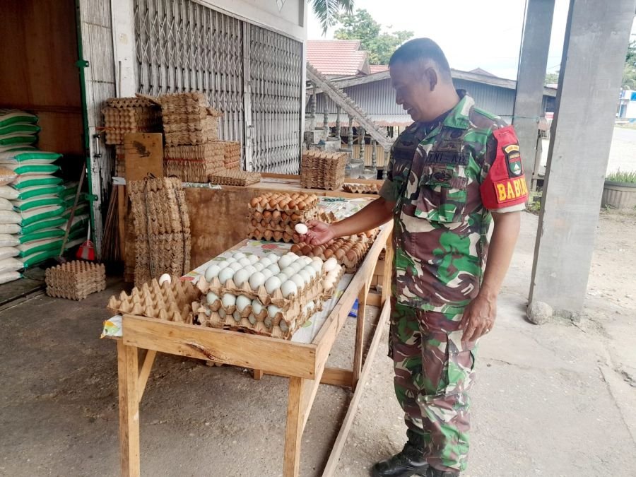 KEPEDULIAN BABINSA MELAKSANAKAN KOMSOS DI SALAH SATU WARUNG DESA BINAAN
