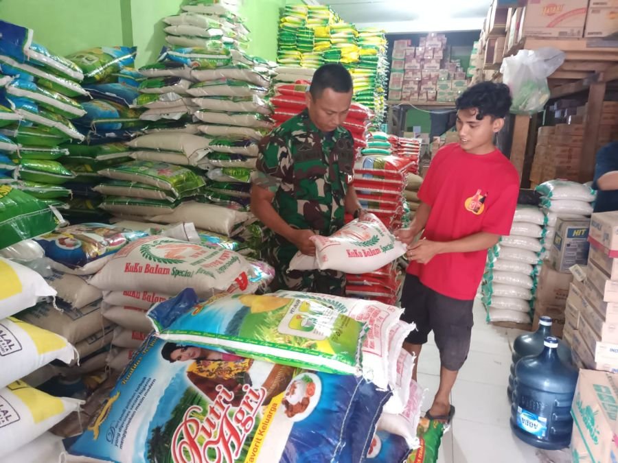 KEPEDULIAN BABINSA TERHADAP BAHAN KEBUTUHAN POKOK MASYARAKAT, BABINSA MELAKSANAKAN KOMSOS DI SALAH S