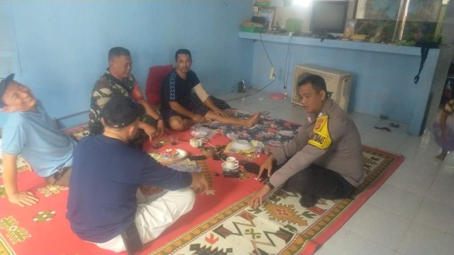 Kepedulian Tanpa Batas, Babinsa Bersama Aparat Wilayah Jenguk Warga yang Sakit