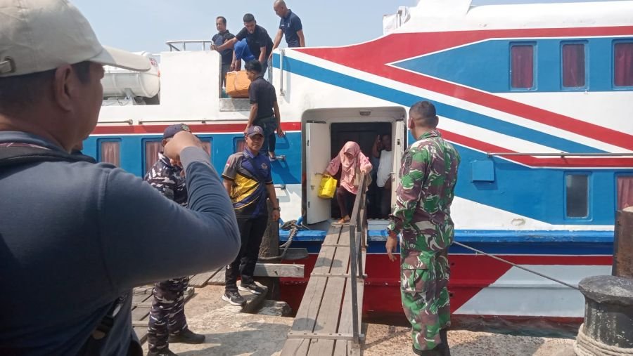 Kepedulian TNI kepada Masyarakat, Babinsa Pantau Kedatangan dan Keberangkatan Ferry di Tajur Biru
