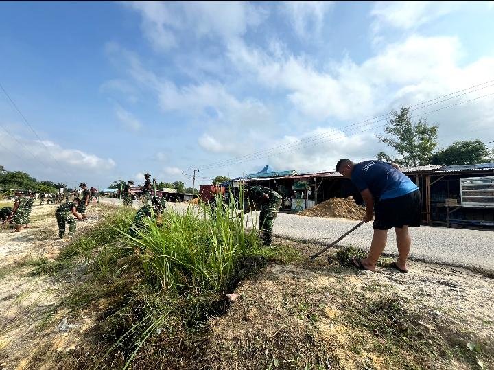 Kerja Bakti Bersihkan Desa: Yonif 952 dan Warga Bersatu
