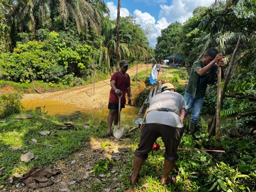 Kerja Sama TNI dan Rakyat Bangun Jembatan Garuda Kodim 0313/Kpr Mulai Penggalian Tapak Gajah Jembata