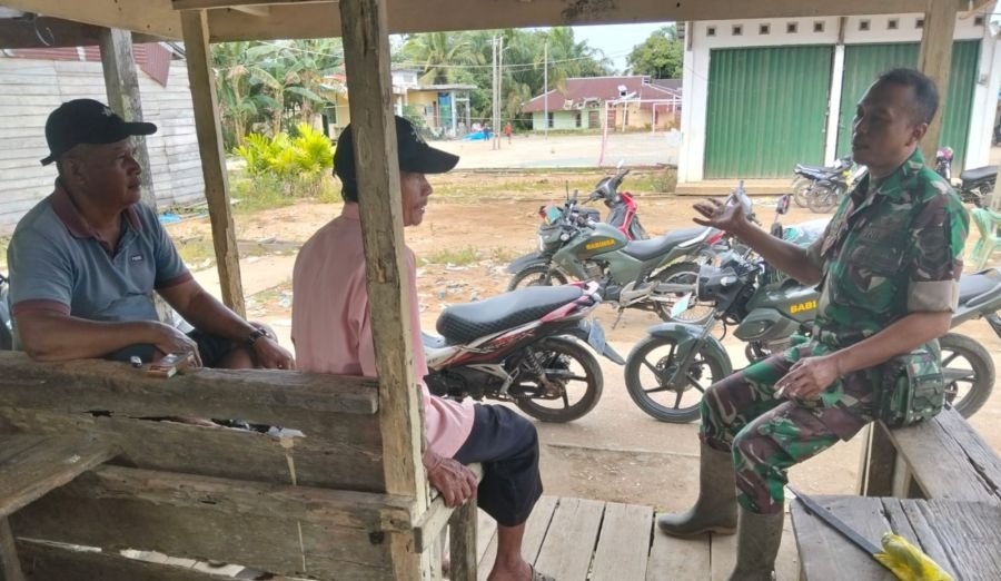 Kerukunan Jadi Fokus Sertu Suratno Babinsa 01/Tembilahan Saat Komunikasi Sosial Bersama Warga