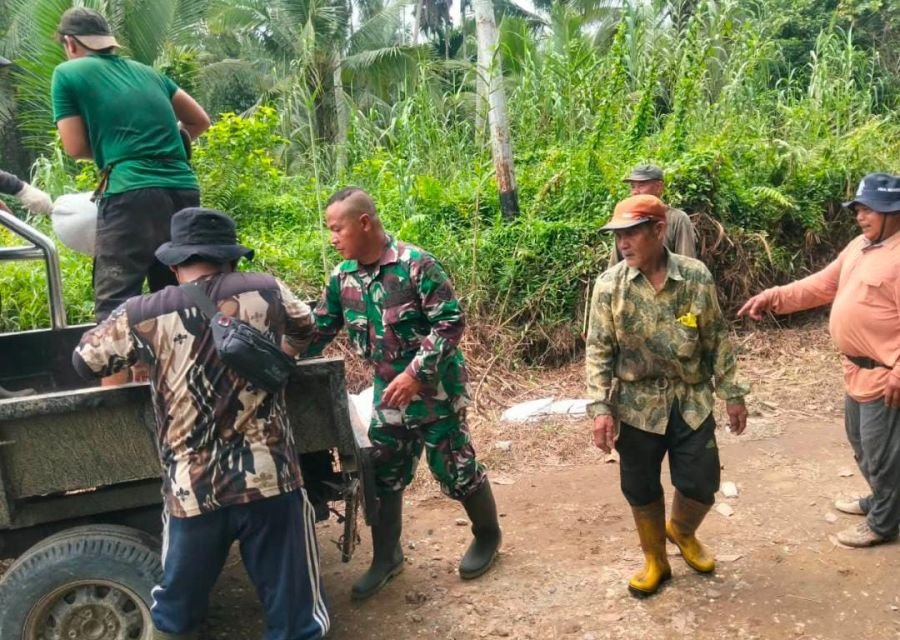 Keselamatan Kerja Jadi Pesan Babinsa 01/Tembilahan Serka M. Yasin kepada Buruh Angkut Tembilahan