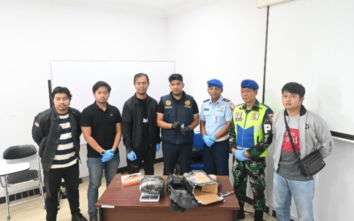 Kesiapsiagaan Avsec dan Personel Lanud RSN BKO Bandara SSK II Pekanbaru Gagalkan Pengiriman Ganja