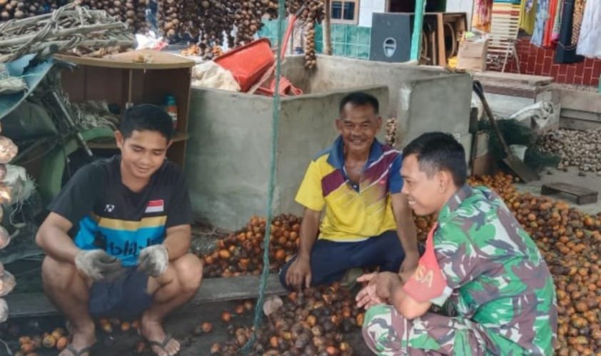 Ketahanan Pangan Lokal: Serka Yadi Yanto Babinsa 07/Reteh Laksanakan Komsos Bersama Petani Pinang