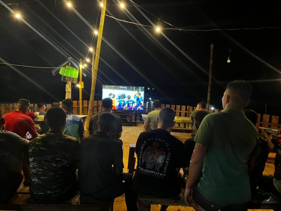 Kobarkan Semangat Nasionalisme, Yonif TP 849/BS Nobar Pertandingan Voli Indonesia vs India