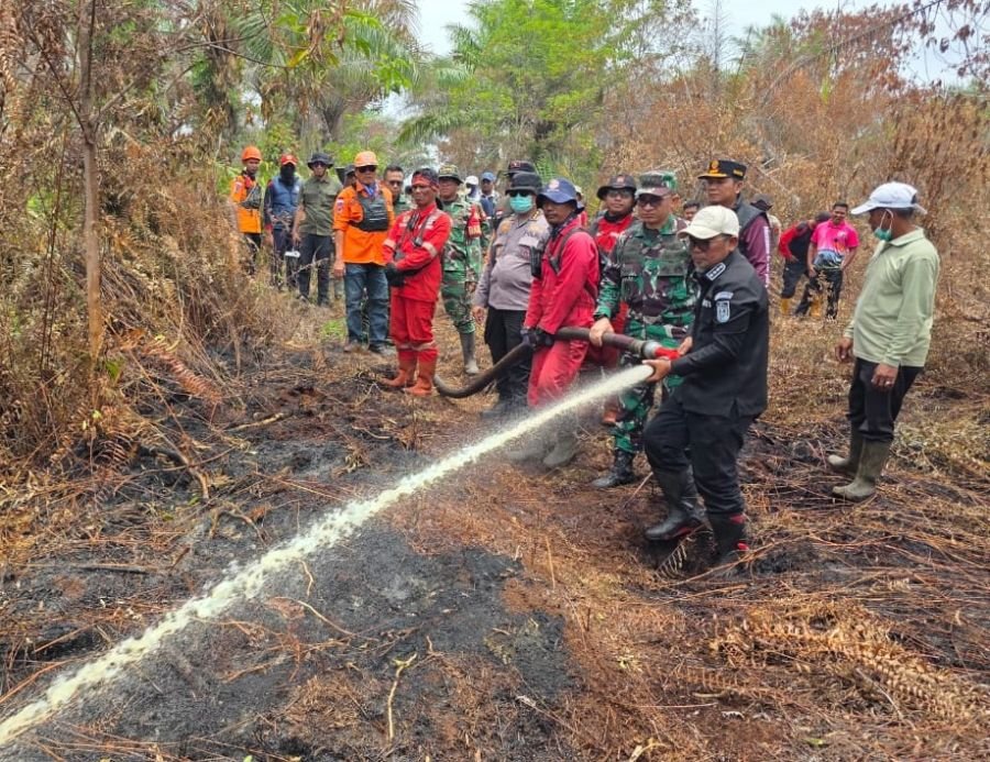 Kodam XIX/Tuanku Tambusai Bersama Polri-Pemda Patroli Kebakaran Lahan Gambut