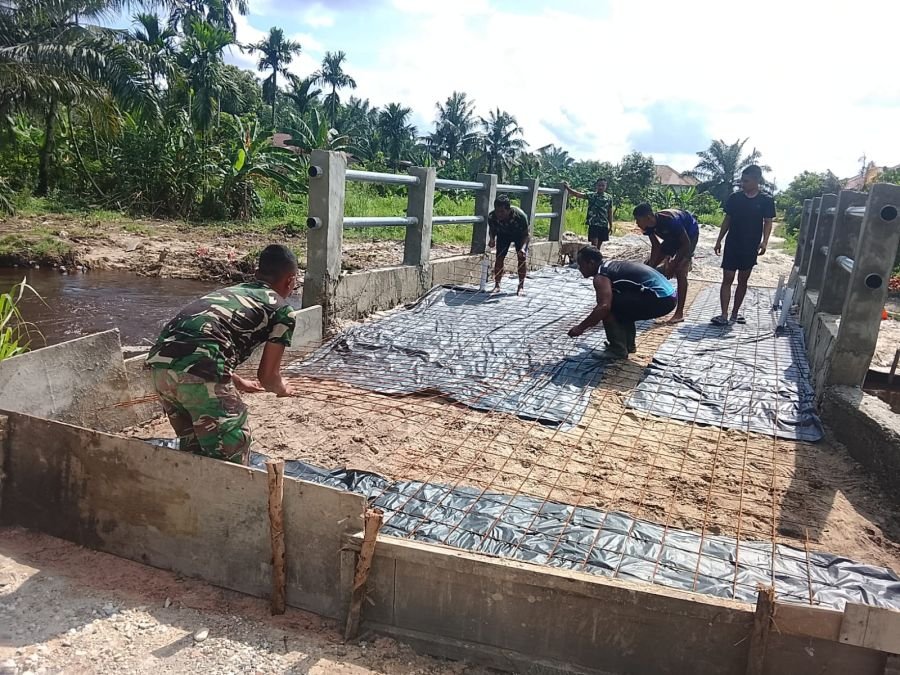 Kodim 0301/Pekanbaru Bangun Harapan Lewat Jembatan Garuda Beton di Labuh Baru Barat