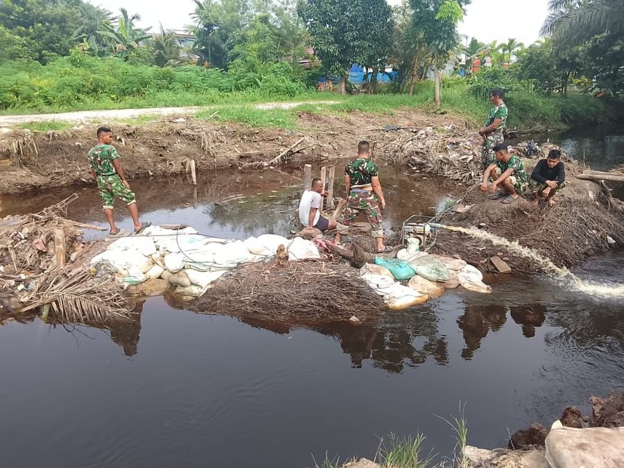 Kodim 0301/Pekanbaru Bersama Masyarakat Siapkan Lokasi Pengecoran Pondasi Jembatan