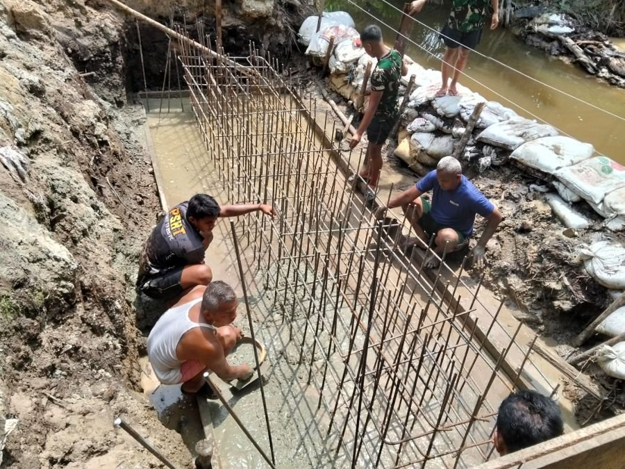 Kodim 0301/Pekanbaru Bersama Warga Laksanakan Pengecoran Pondasi Jembatan Garuda