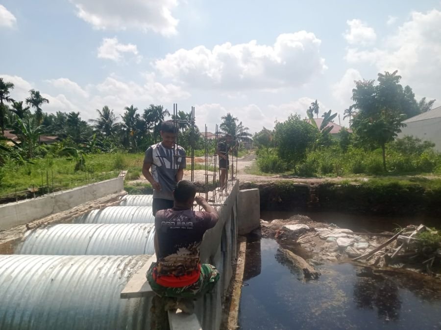 Kodim 0301/Pekanbaru Bersama Warga Percepat Pembuatan Pagar Jembatan Garuda Armco