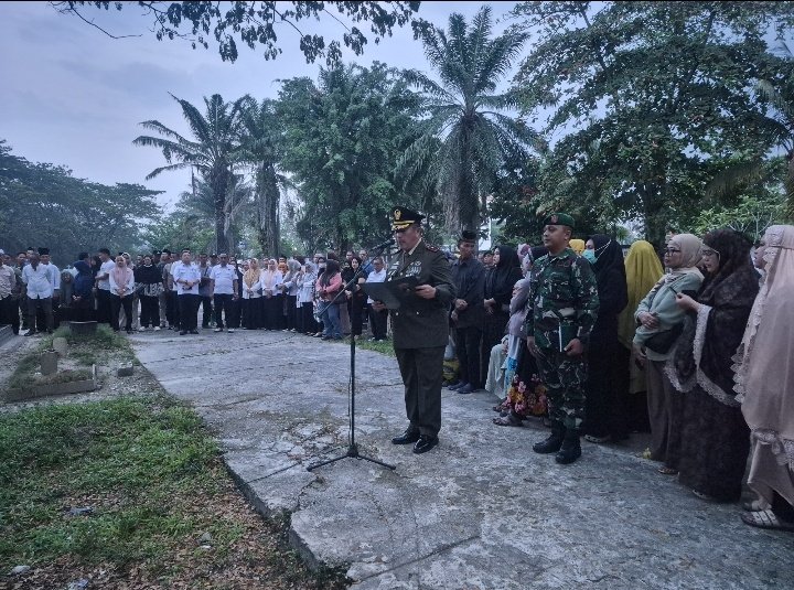 Kodim 0301/Pekanbaru Gelar Pemakaman Militer Sertu Sumarsono