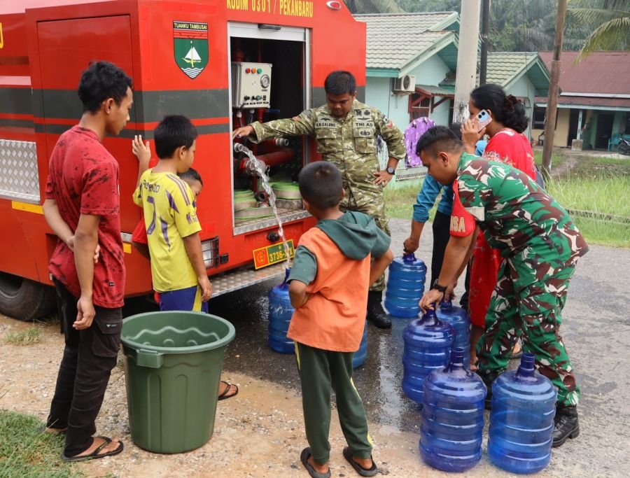 Kodim 0301/Pekanbaru Hadir untuk Rakyat, Salurkan Air Bersih bagi Warga Untuk Warga
