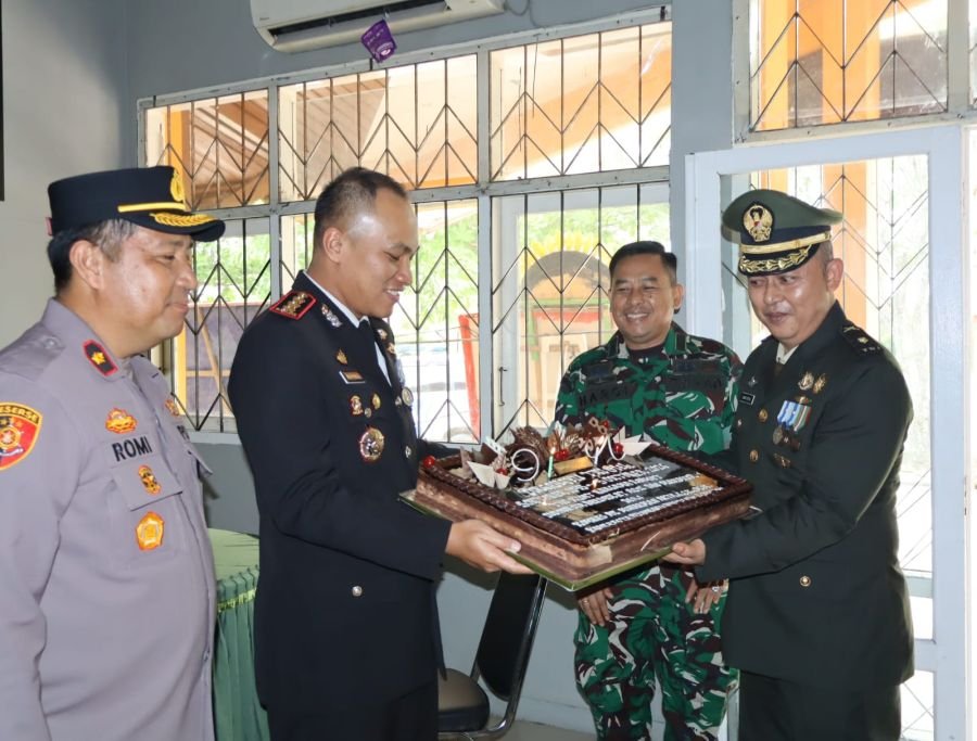 Kodim 0301/Pekanbaru Menerima Surprise HUT ke-81 TNI dari Kapolresta Pekanbaru