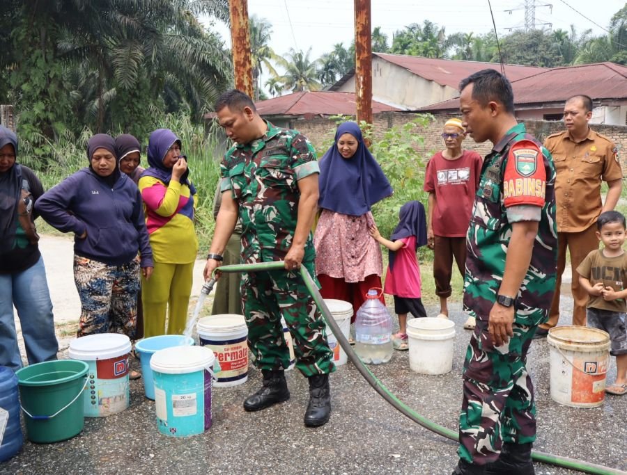Kodim 0301/Pekanbaru Salurkan 4.500 Liter Air Bersih untuk Warga Tanjung Rhu