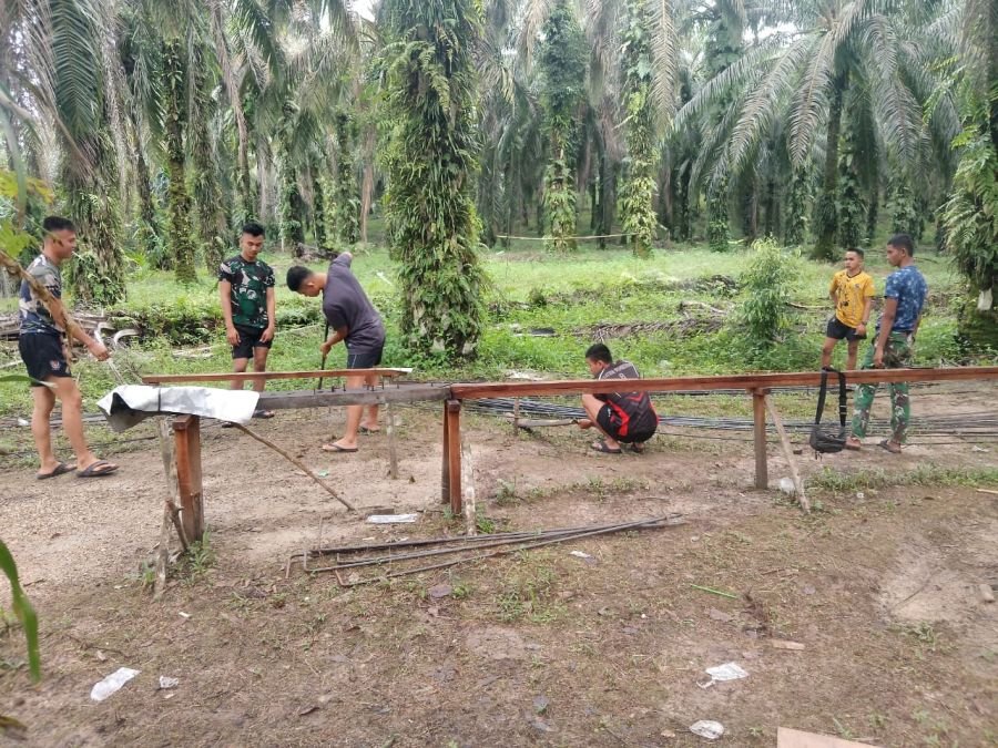 Kodim 0302/Inhu Bersama Warga Terus Kebut Pengerjaan Jembatan Penghubung Sukaraja–Hulu Teso