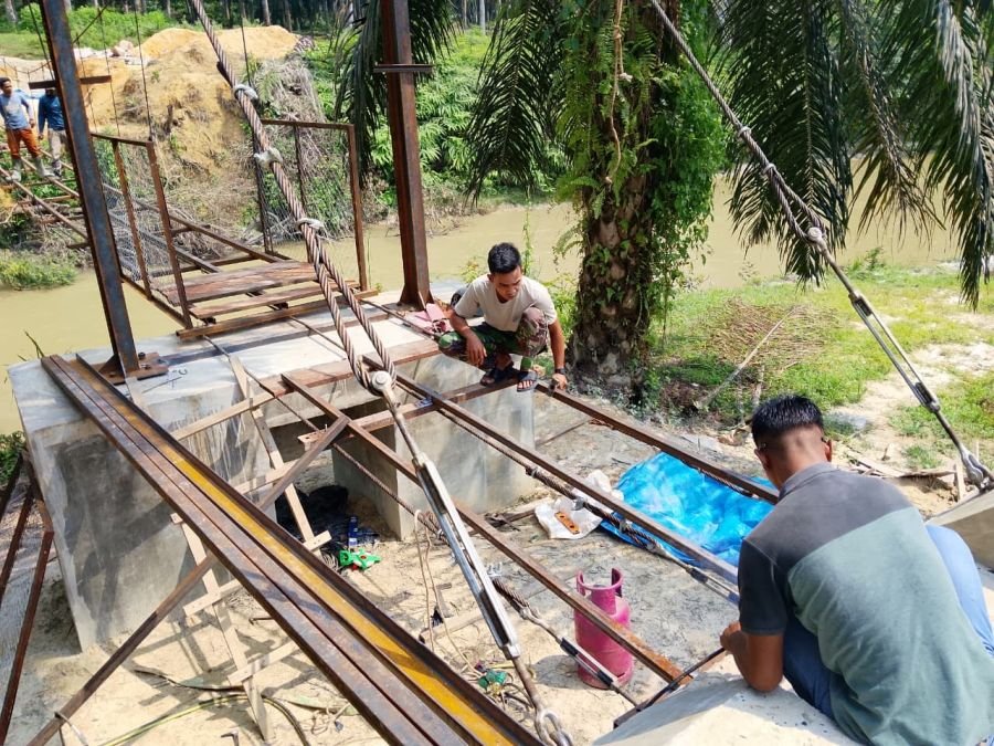 Kodim 0302/Inhu Kebut Finishing Jembatan Gantung Garuda Tahap III