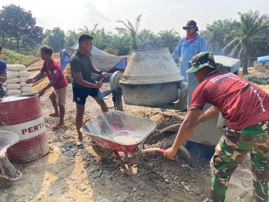 Kodim 0302/Inhu Kebut Pengecoran Tapak Pilon Jembatan Gantung Garuda