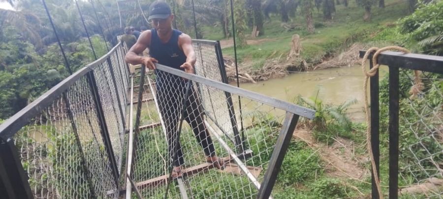 Kodim 0302/Inhu Percepat Pemasangan Pagar Jembatan Garuda di Sukaraja