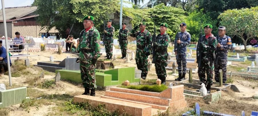 KODIM 0317/TBK PIMPIN PEMAKAMAN MILITER VETERAN DI MORO