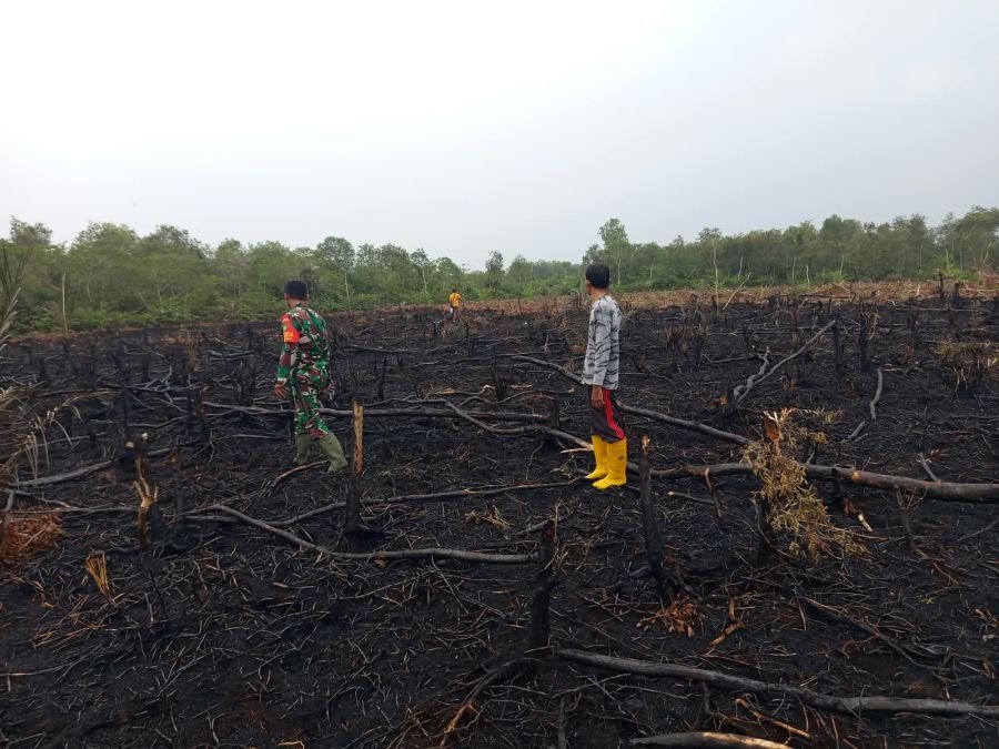 Kodim 0320/Dumai Bersama Tim Gabungan Padamkan Karhutla 0,25 Hektare