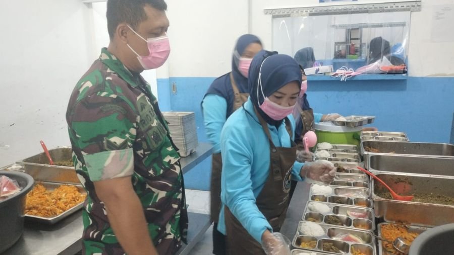 KODIM 0320/DUMAI DAMPINGI PENYALURAN MAKANAN BERGIZI GRATIS DI KELURAHAN TANJUNG PALAS