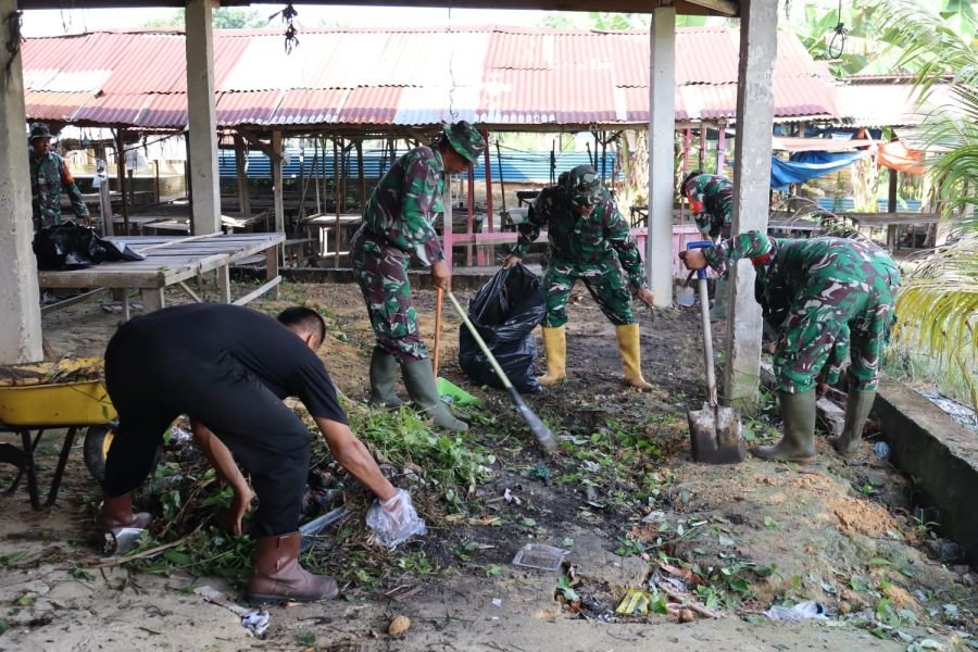 Kodim 0320/Dumai melalui Koramil 02/Bukit Kapur Gelar Karya Bakti Bersihkan Pasar Sbtu Smbut HUT TNI