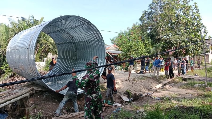 Kodim 0320/Dumai Percepat Pembangunan Dua Jembatan Armco di Sungai Sembilan, Ratusan