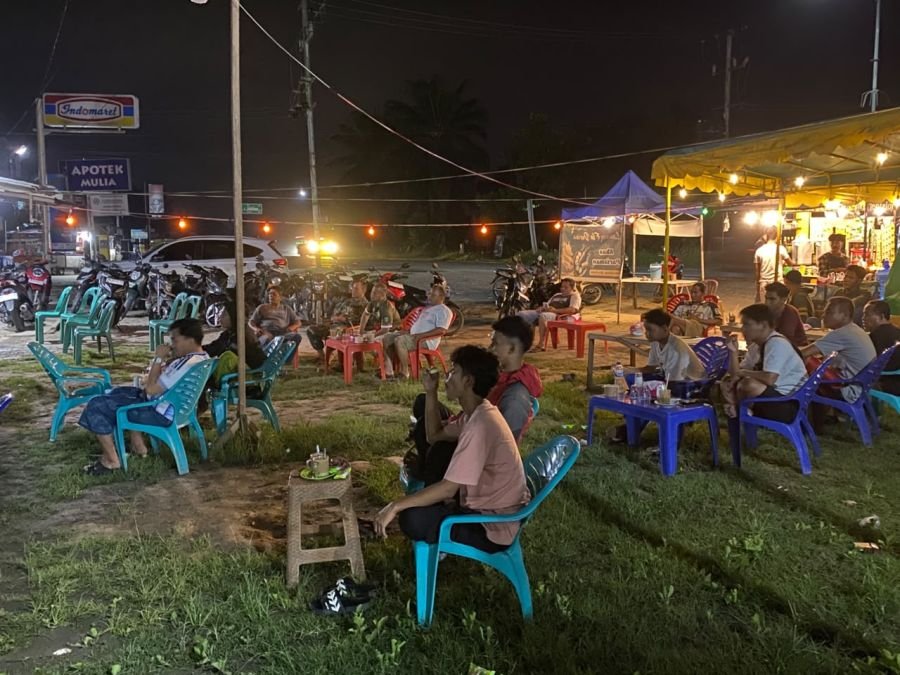 Kodim 0320/Dumai Perkuat Kebersamaan Melalui Nonton Bareng, Puluhan Warga Antusias