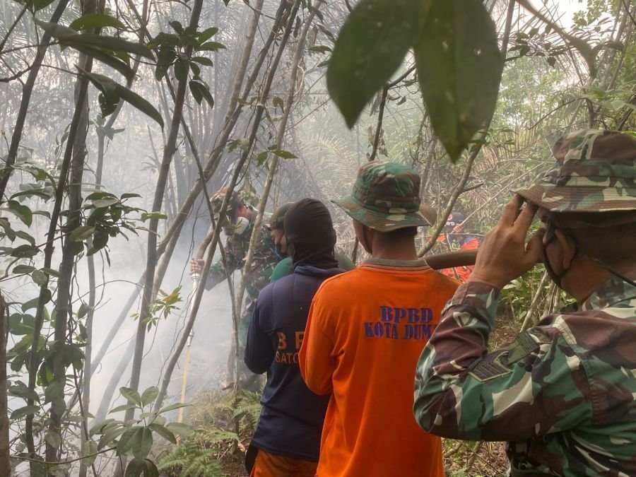 Kodim 0320/Dumai Pimpin Penanganan Karhutla di Kelurahan Mundam, Api Masih Terpantau