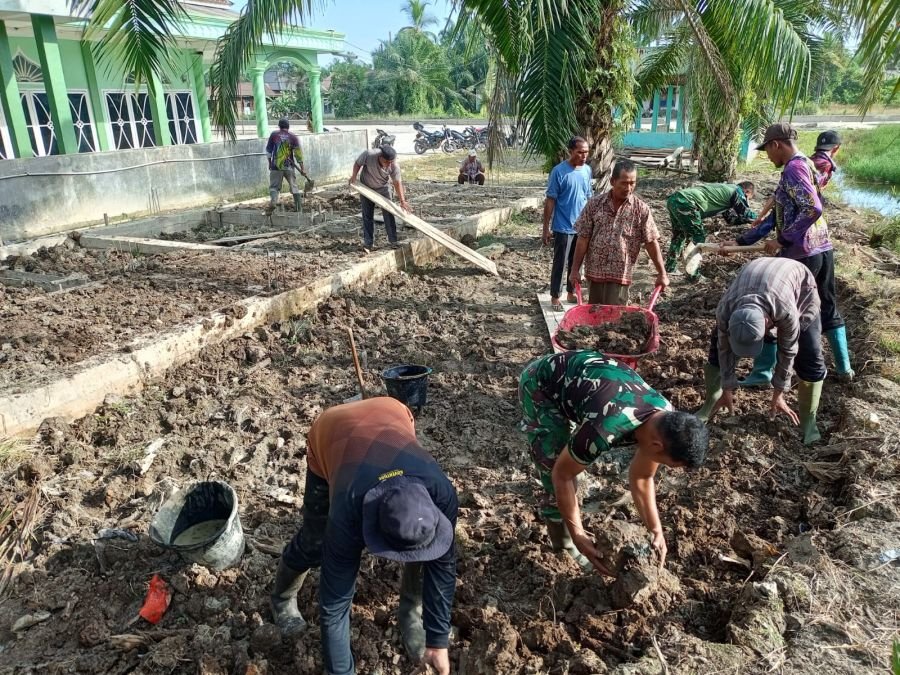 Kodim 0321-Koramil 04/Kubu Turun Langsung Percepat Penimbunan Masjid dalam rangka idul Adha