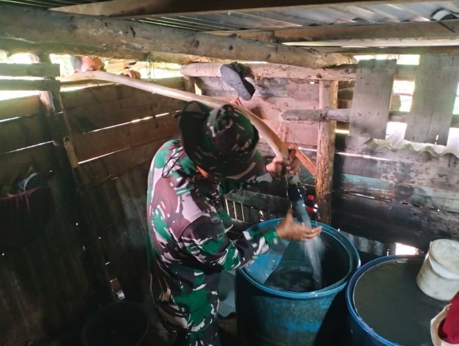 Kekeringan Melanda, Kodim 0322 Siak Salurkan 2.000 Liter Air Bersih