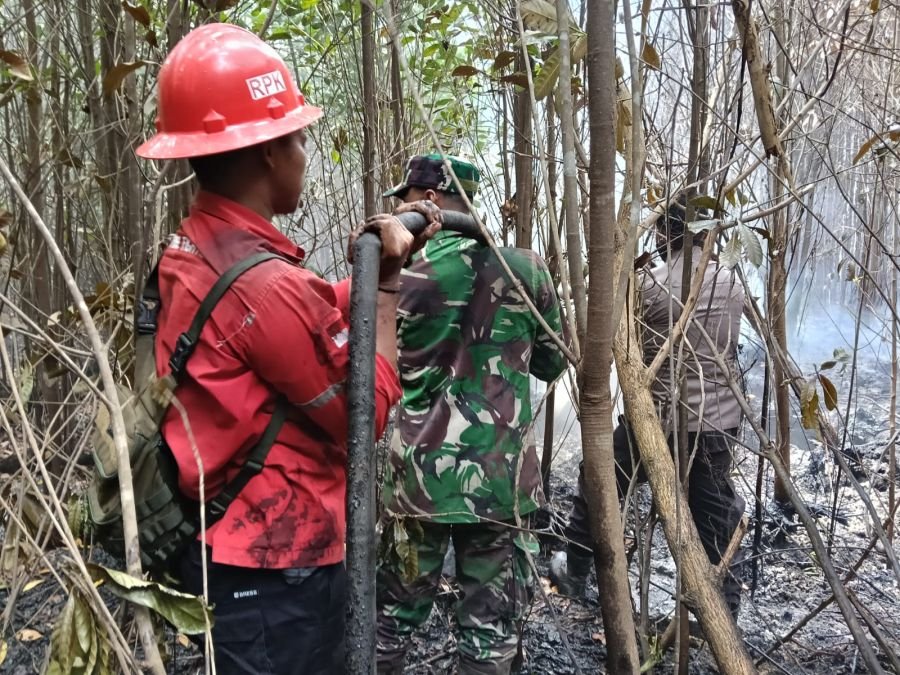 Kodim 0322/Siak : Upaya Pemadaman Karhutla di Tasik Betung Terus Dilakukan.