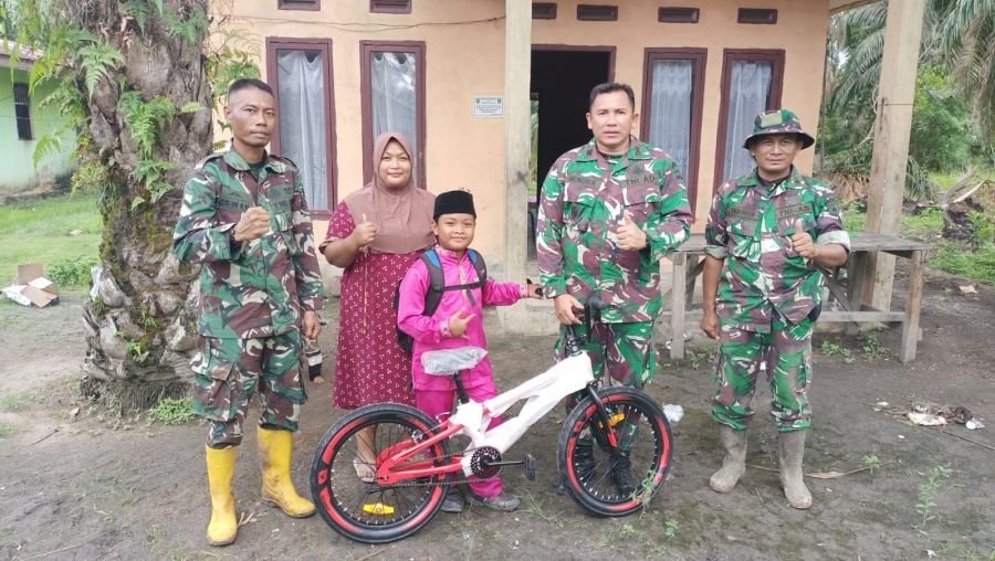 Dandim Dumai Serahkan Sepeda, Fahmi: Saya Senang Tidak Jalan Kaki Lagi ke Sekolah