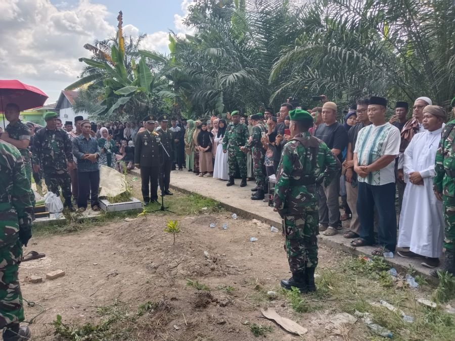 Kodim Rohil Gelar Upacara Militer Iringi Pemakaman Sertu Pirdaus
