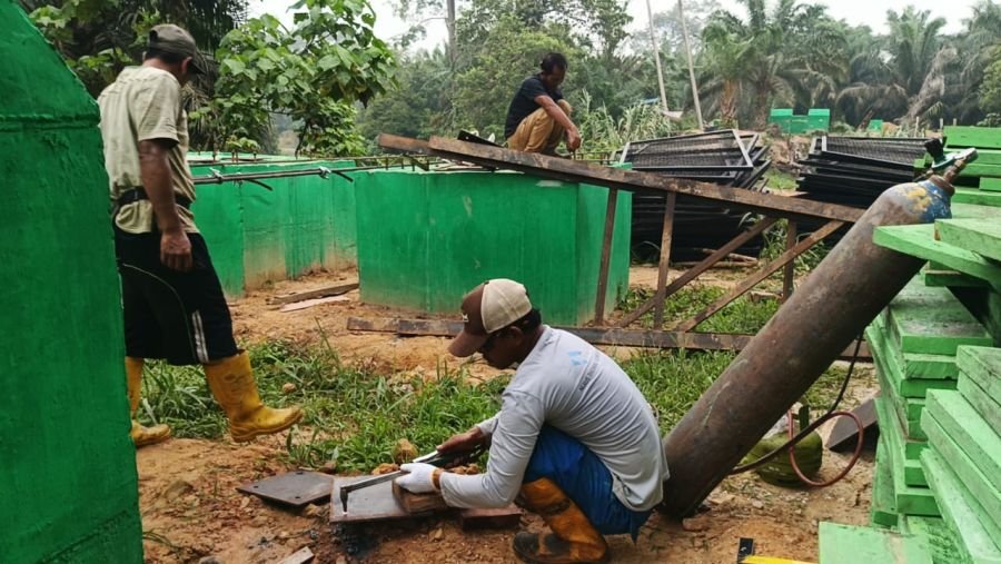 Kolaborasi Babinsa 09/Kemuning dan Warga, Lubang Tapak Pilon Jembatan Gantung Keritang Hulu Dikebut