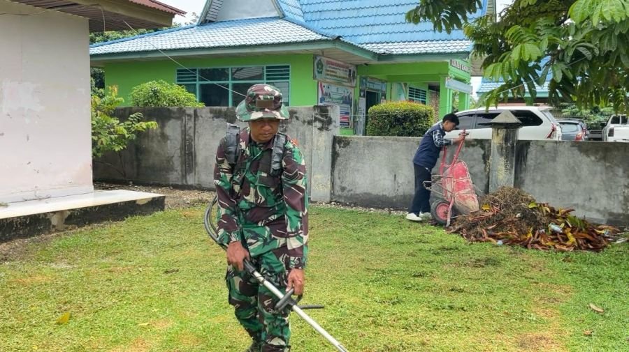 Kolaborasi Babinsa dan Mahasiswa KKN Wujudkan Desa Petai Baru Bersih