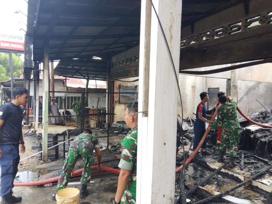 Kolaborasi TNI-Polri dan Damkar Jinakkan Kebakaran Besar di Kuantan Tengah