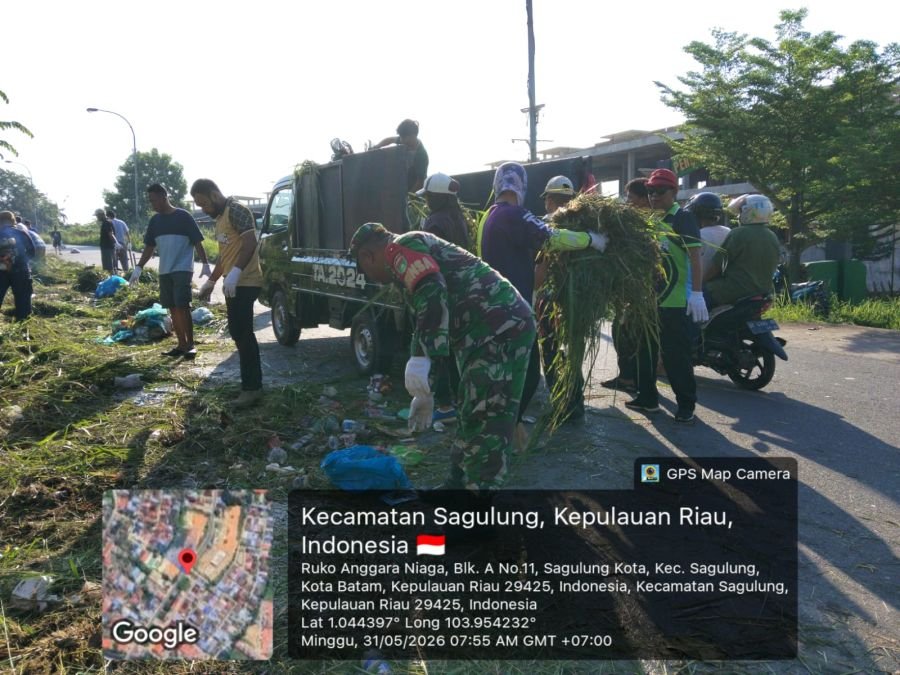 Kolaborasi Warga dan TNI Bersihkan Jalur Utama Sagulung Kota