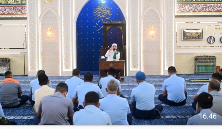 Komandan Bersama Personel Lanud Roesmin Nurjadin dan Jamaah Masjid Amrullah Ikuti Kajian Dhuha