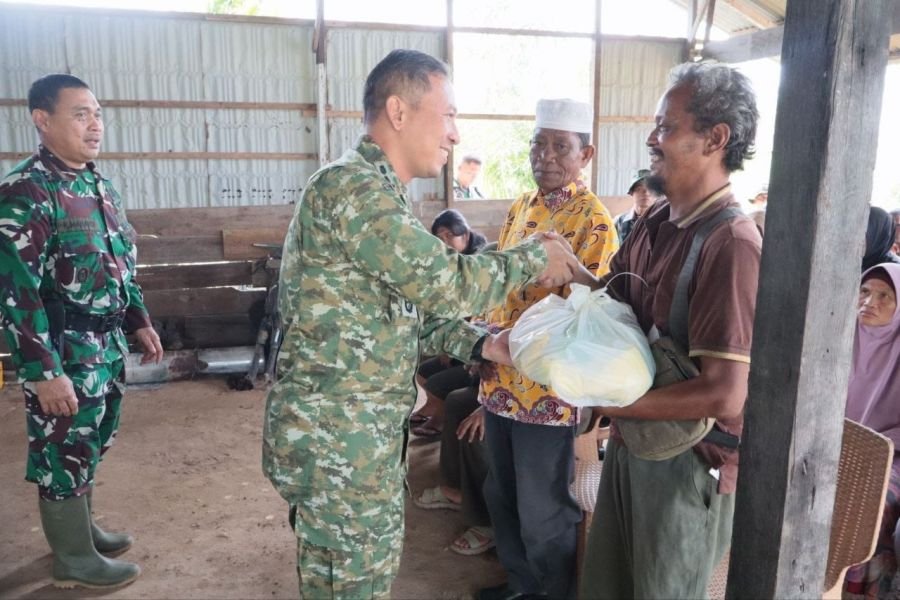 Komandan Kodim 0320/Dumai Salurkan Bantuan Sembako kepada Masyarakat