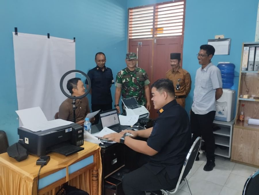 Komandan Koramil (Danramil) 07/Tambelan Kodim 0315/Tanjungpinang turun langsung memantau pelaksanaan