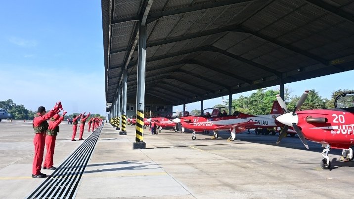 Komandan Lanud RSN Lepas Kepulangan Jupiter Aerobatic Team Tampil Memukau di Langit Pekanbaru