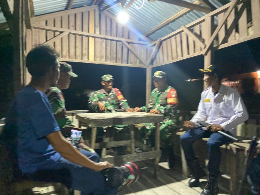 Komitmen Babinsa bersama Satlinmas Menjaga Keamanan Lingkungan melalui Siskamling
